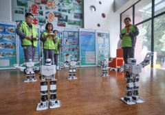 不竭加强中小学人工智能教